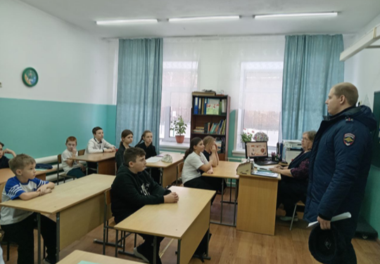 23 января 2025 в нашей школе состоялась встреча с государственным инспектором дорожного надзора ОДИ и ОД ОГИБДД 4 МВД России по г. Барнаулу старшим лейтенантом полиции Афанасьевым А.Д..